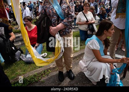 Gdansk, Pologne. 12th juillet 2021. Les gens ont vu prier devant l'autel. Corpus Christi - célébration liturgique dans l'Église catholique en l'honneur de Jésus-Christ dans le Saint Sacrement. Une procession de croyants passa dans les rues de GDA?sk. (Photo par Agnieszka Pazdykiewicz/SOPA Images/Sipa USA) crédit: SIPA USA/Alay Live News Banque D'Images