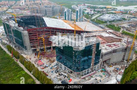 SHANGHAI, CHINE - 12 SEPTEMBRE 2022 - le site de construction du plus grand projet de station de ski intérieure au monde se trouve dans la région de Lingang New du S Banque D'Images