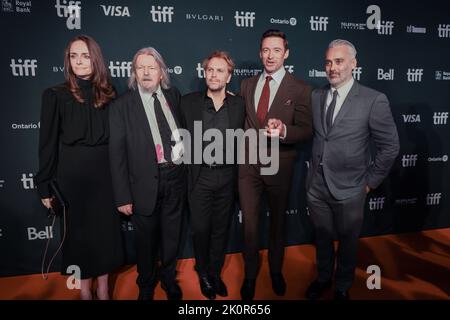 Toronto (Ontario), 12 septembre 2022 (G-D) Joanna Laurie, Christopher Hampton, Florian Zeller, Hugh Jackman et Iain Canning assistent à la première « The son » du Festival international du film de Toronto 2022 au Roy Thomson Hall on 12 septembre 2022, à Toronto, en Ontario Banque D'Images