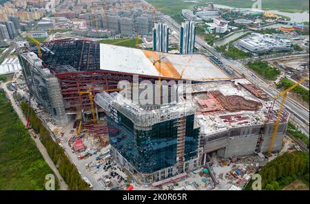 SHANGHAI, CHINE - 12 SEPTEMBRE 2022 - le site de construction du plus grand projet de station de ski intérieure au monde se trouve dans la région de Lingang New du S Banque D'Images