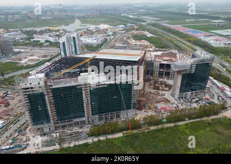 SHANGHAI, CHINE - 12 SEPTEMBRE 2022 - le site de construction du plus grand projet de station de ski intérieure au monde se trouve dans la région de Lingang New du S Banque D'Images