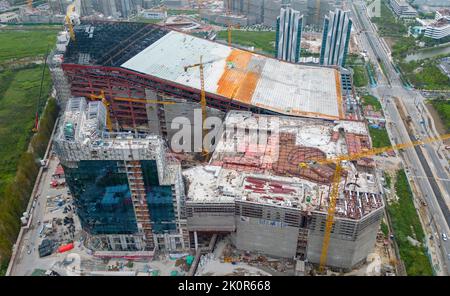 SHANGHAI, CHINE - 12 SEPTEMBRE 2022 - le site de construction du plus grand projet de station de ski intérieure au monde se trouve dans la région de Lingang New du S Banque D'Images