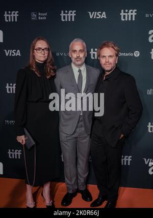 Toronto (Ontario), 12 septembre 2022 (G-D) Joanna Laurie, Iain Canning et Florian Zeller assistent à la première « The son » du Festival international du film de Toronto 2022 au Roy Thomson Hall on 12 septembre 2022, à Toronto, en Ontario Banque D'Images