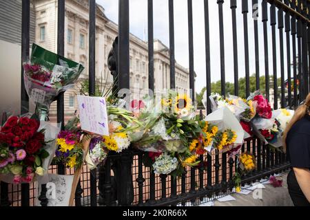 LONDRES, Royaume-Uni - septembre 2022 : fleurs aux portes de Buckingham Palace en hommage à la reine Elizabeth II Banque D'Images