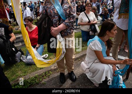 Gdansk, Pologne. 12th juillet 2021. Les gens ont vu prier devant l'autel. Corpus Christi - célébration liturgique dans l'Église catholique en l'honneur de Jésus-Christ dans le Saint Sacrement. Une procession de croyants passa dans les rues de GDA?sk. (Credit image: © Agnieszka Pazdykiewicz/SOPA Images via ZUMA Press Wire) Banque D'Images