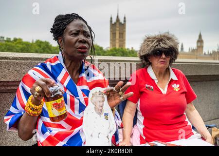 Londres, Royaume-Uni. 13 septembre 2022. Les coursiers (L) Grace de Londres et Anne de Galles sont les premières dans la file d’attente près du pont Lambeth pour la Reine dans l’État, qui commence le 14 septembre à Westminster Hall à 5pm heures. Il a été signalé que des centaines de milliers de personnes se joindront à la file d'attente avec 30 heures d'attente prévues et la file d'attente s'étendant à Tower Bridge. La reine Elizabeth II, le monarque le plus ancien de l'histoire britannique, est morte à l'âge de 96 ans à Balmoral, en Écosse, et son fils, maintenant connu sous le nom de roi Charles III, lui a succédé. Credit: Stephen Chung / Alamy Live News Banque D'Images