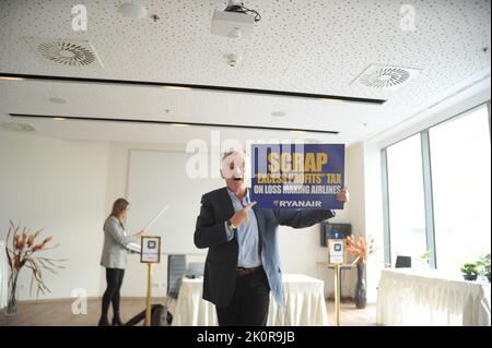 Budapest, Hongrie, 13/09/2022, le PDG de Ryanair, Michael O’Leary détient un panneau disant «Scrap «excédent de bénéfices» taxe sur les compagnies aériennes qui font des pertes», Budapest, Hongrie, 13th septembre 2022, Balint Szentgallay / Alamy Live News Banque D'Images