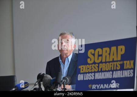 Budapest, Hongrie, 13/09/2022, le PDG de Ryanair, Michael O'Leary tient une conférence de presse à Budapest annonçant que Ryanair suspend certaines opérations aériennes et abaisse la fréquence sur d'autres cet hiver avec un panneau indiquant « Scrap « Excess profits » Tax on Loss making Airlines » en raison du nouveau système de taxe sur les compagnies aériennes du gouvernement hongrois qui fait payer environ 10 usd pour Intra-Europe et 25 usd pour tous les autres vols, Budapest, Hongrie, 13th sept. 2022, Balint Szentgallay / Alamy Live News Banque D'Images