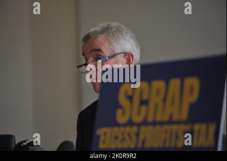 Budapest, Hongrie, 13/09/2022, le PDG de Ryanair, Michael O'Leary tient une conférence de presse à Budapest annonçant que Ryanair suspend certaines opérations aériennes et abaisse la fréquence sur d'autres cet hiver avec un panneau indiquant « Scrap « Excess profits » Tax on Loss making Airlines » en raison du nouveau système de taxe sur les compagnies aériennes du gouvernement hongrois qui fait payer environ 10 usd pour Intra-Europe et 25 usd pour tous les autres vols, Budapest, Hongrie, 13th sept. 2022, Balint Szentgallay / Alamy Live News Banque D'Images