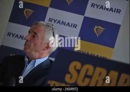 Budapest, Hongrie, 13/09/2022, le PDG de Ryanair, Michael O'Leary tient une conférence de presse à Budapest annonçant que Ryanair suspend certaines opérations aériennes et abaisse la fréquence sur d'autres cet hiver avec un panneau indiquant « Scrap « Excess profits » Tax on Loss making Airlines » en raison du nouveau système de taxe sur les compagnies aériennes du gouvernement hongrois qui fait payer environ 10 usd pour Intra-Europe et 25 usd pour tous les autres vols, Budapest, Hongrie, 13th sept. 2022, Balint Szentgallay / Alamy Live News Banque D'Images