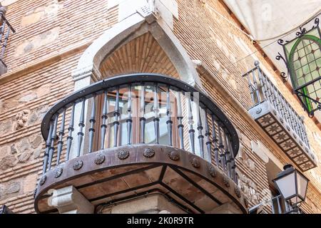 Balcon d'angle dans la ville historique de Tolède, en Espagne, dans un bâtiment datant du 16th siècle Banque D'Images