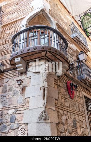 Balcon d'angle dans la ville historique de Tolède, en Espagne, dans un bâtiment datant du 16th siècle Banque D'Images