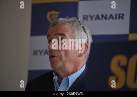 Budapest, Hongrie, 13/09/2022, le PDG de Ryanair, Michael O'Leary tient une conférence de presse à Budapest annonçant que Ryanair suspend certaines opérations aériennes et abaisse la fréquence sur d'autres cet hiver avec un panneau indiquant « Scrap « Excess profits » Tax on Loss making Airlines » en raison du nouveau système de taxe sur les compagnies aériennes du gouvernement hongrois qui fait payer environ 10 usd pour Intra-Europe et 25 usd pour tous les autres vols, Budapest, Hongrie, 13th sept. 2022, Balint Szentgallay / Alamy Live News Banque D'Images