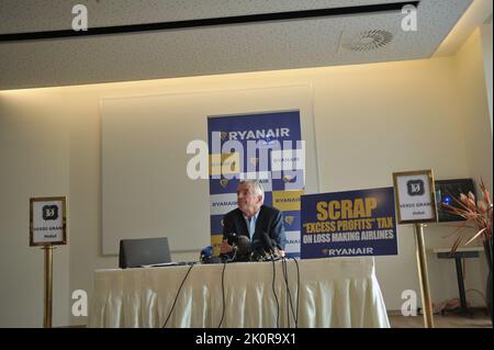 Budapest, Hongrie, 13/09/2022, le PDG de Ryanair, Michael O'Leary tient une conférence de presse à Budapest annonçant que Ryanair suspend certaines opérations aériennes et abaisse la fréquence sur d'autres cet hiver avec un panneau indiquant « Scrap « Excess profits » Tax on Loss making Airlines » en raison du nouveau système de taxe sur les compagnies aériennes du gouvernement hongrois qui fait payer environ 10 usd pour Intra-Europe et 25 usd pour tous les autres vols, Budapest, Hongrie, 13th sept. 2022, Balint Szentgallay / Alamy Live News Banque D'Images