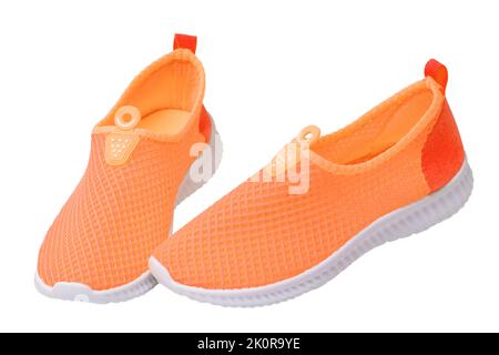 Sneaker orange isolée. Gros plan sur les chaussures de sport ou les baskets de sport tendance pour femme isolées sur un fond blanc. Conception moderne des chaussures pour le travail Banque D'Images