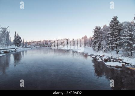 Matin glacial dans la ville finlandaise de Kajaani dans le nord du pays dans la région de Kainu. Vue sur la rivière Kajaaninjoki gelée et sur la neige Banque D'Images