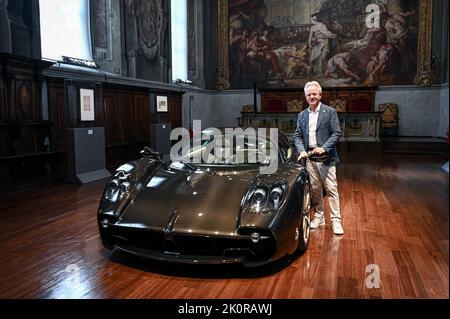 Italie. 13th septembre 2022. Horacio Pagani pose une photo lors de la première mondiale du tout nouveau Pagani Utopia Hypercar au Museo della Scienza e della Tecnologia à Milan, Italie sur 13 septembre 2022 (photo de Piero Cruciatti/Sipa USA) crédit: SIPA USA/Alay Live News Banque D'Images