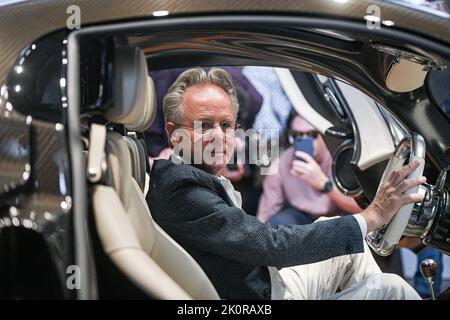 Italie. 13th septembre 2022. Horacio Pagani pose une photo lors de la première mondiale du tout nouveau Pagani Utopia Hypercar au Museo della Scienza e della Tecnologia à Milan, Italie sur 13 septembre 2022 (photo de Piero Cruciatti/Sipa USA) crédit: SIPA USA/Alay Live News Banque D'Images