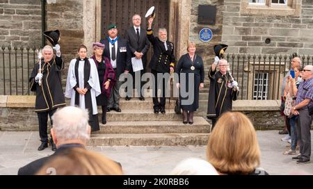 Le greffier du conseil municipal de Tavistock, Carl Hearn, a lu la Proclamation des marches du Guildhall, rejointe par des dignitaires et des leaders civiques, dont Ric Cheadle (lieutenant-lieutenant adjoint du Devon), le conseiller James Ellis (maire adjoint de Tavistock), la conseillère Caroline Mott (maire de West Devon), la conseillère du comté Debo Sellis, Le révérend Rosie Illingworth, accompagné des porteurs de la Mée de la ville Banque D'Images