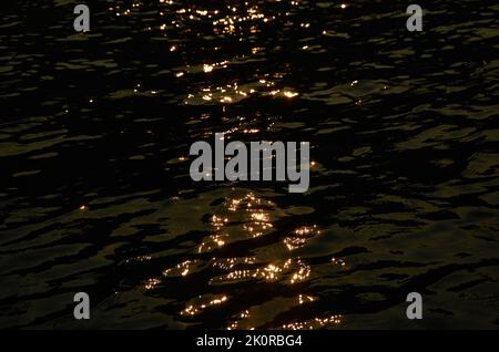 Surface de la mer avec reflets du soleil adaptés comme arrière-plan Banque D'Images
