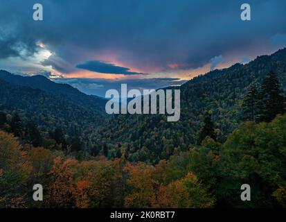 La lumière du coucher du soleil commence à prévaloir à Morton Overlook, parc national des Great Smoky Mountains, comté de Blount, Tennessee Banque D'Images