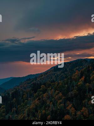 La lumière du coucher du soleil commence à se délacer derrière les montagnes à Morton Overlook, parc national des Great Smoky Mountains, comté de Blount, Tennessee Banque D'Images