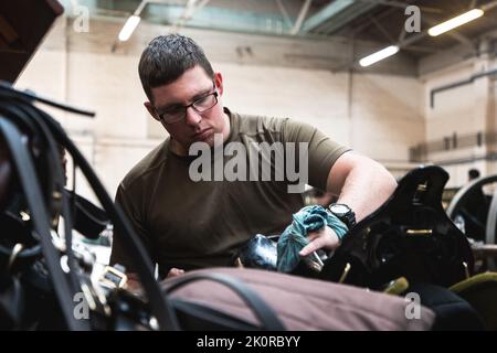 Londres, Royaume-Uni, 12 septembre 2022, Un soldat de la troupe des rois Royal Horse Artillery (KTRHA) prépare du matériel lundi, 12 septembre 2022, après avoir été déplacé à la caserne de Regents Park à Londres en préparation à la procession de la reine Elizabeth II. Ils préparent tous les chevaux en leur plaçant de nouvelles chaussures et en les toilettant. De plus, ils nettoient, peignent et polissent tout l'équipement que KTRHA utilisera pendant le cortège funéraire. Le jour de la procession, KTRHA sera à Hyde Park et au château de Windsor faisant des armes de poing, tirant une ronde pour chaque minute où la Reine est transportée Banque D'Images