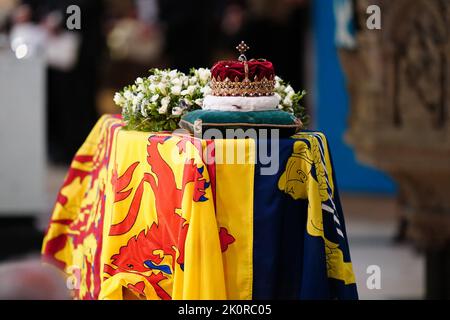 Édimbourg, Écosse, 12 septembre 2022. Édimbourg, Royaume-Uni. 12th septembre 2022. Le cercueil de sa Majesté la reine Élisabeth II se trouve au repos à la cathédrale Saint-Giles à Édimbourg, lundi, 12 septembre 2022. Le cercueil de la reine restera à la cathédrale Saint-Giles pendant 24 heures, ce qui permettra aux membres du public de payer leurs respects avant de se lancer dans son dernier voyage à travers l'Écosse. Photo de la famille royale/crédit UPI: UPI/Alamy Live News Banque D'Images