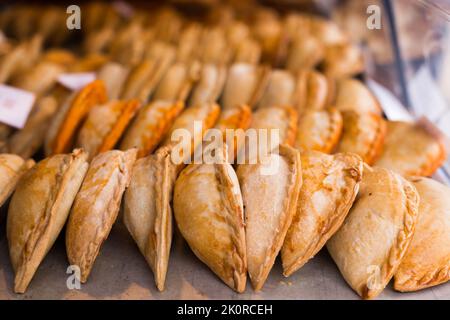 des empanadas fraîchement cuites avec différentes garnitures à vendre Banque D'Images