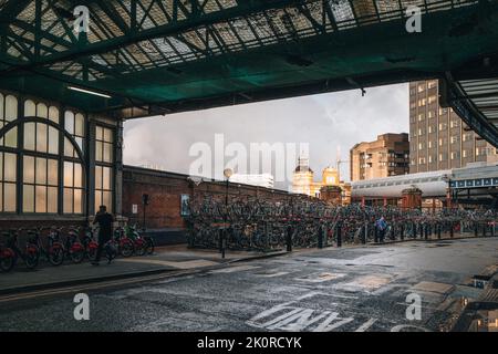 Londres, Royaume-Uni - 8 septembre 2022 : système de stationnement à deux étages situé à l'extérieur de Waterloo, la plus grande et la plus achalandée de la Grande-Bretagne. Banque D'Images