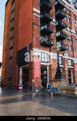 Londres, Royaume-Uni - 8 septembre 2022 : panneau sur le bâtiment à Oxo Tower Wharf, une destination design primée et historique située sur la rive sud de Londres Banque D'Images