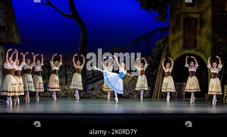 Londres, Royaume-Uni. 13 septembre 2022. Christine Shevchenko en tant que Giselle (C) avec la nouvelle représentation du Ballet ukrainien unifié Giselle par Alexei Ratmansky au London Coliseum. Les représentations ont lieu du 13 au 17 septembre et les bénéfices de la vente de billets vont soutenir le peuple et la culture de l'Ukraine. Credit: Stephen Chung / Alamy Live News Banque D'Images