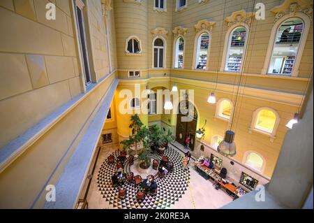 Budapest, Hongrie. Magnifique intérieur de la célèbre bibliothèque Szabo Ervin Banque D'Images