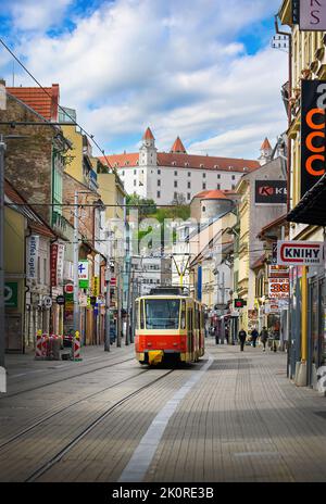 Bratislava, Slovaquie. Ancien tramway rouge en face du château de Bratislava Banque D'Images