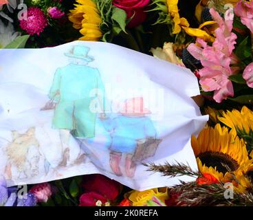 Manchester, Royaume-Uni, 13th septembre 2022. Un hommage à l'ours Paddington laissé avec des fleurs sur la place St Ann, Manchester, Royaume-Uni, en hommage à sa Majesté la reine Elizabeth II La Reine est décédée, à l'âge de 96 ans, le 8th septembre 2022. Le Conseil municipal de Manchester a déclaré sur son site Web que la ville de Manchester observe la période officielle de deuil de 10 jours et que : « les résidents peuvent souhaiter déposer des fleurs pour marquer la mort de sa Majesté. Vous pouvez déposer des fleurs sur la place St Ann. Crédit : Terry Waller/Alay Live News Banque D'Images