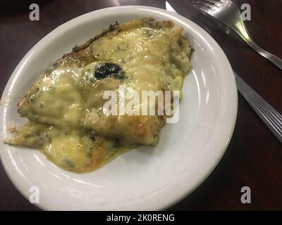 Repas savoureux recouvert de fromage jaune fondu. Pizza Banque D'Images