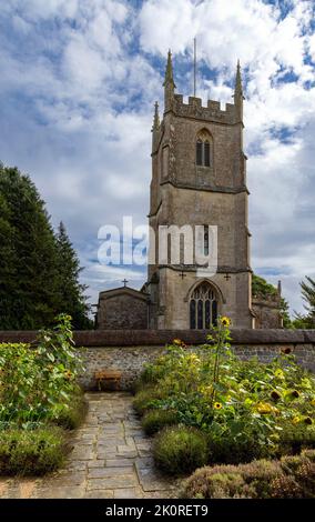 Vue sur l'église St James (et non sur le National Trust) depuis le jardin du manoir Avebury, Wiltshire, Angleterre, Royaume-Uni. Banque D'Images