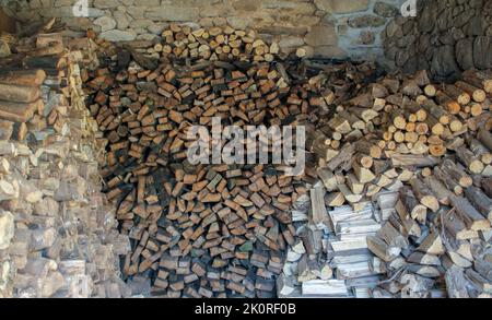 bois de chauffage stocké dans un hangar pour l'hiver Banque D'Images