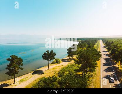 Vue panoramique aérienne panoramique panoramique sur le lac de Sevan avec des pins et la plage par beau temps d'été. Arménie destination de vacances. Province de Gegharkunik Banque D'Images