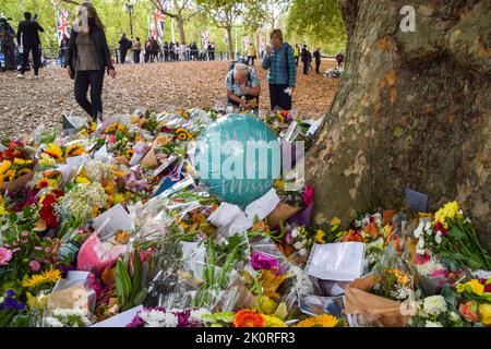 Londres, Royaume-Uni. 13th septembre 2022. Les gens continuent de laisser des fleurs et des hommages à la Reine dans le parc St James's, près de Buckingham Palace. Credit: Vuk Valcic/Alamy Live News Banque D'Images