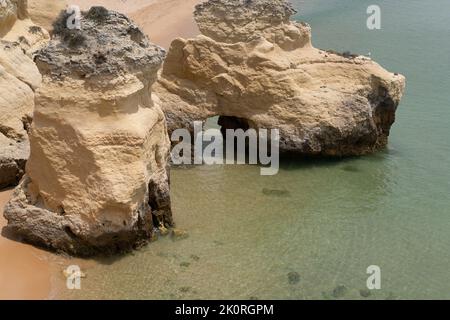 Les falaises rocheuses de la plage de Vale do Olival à Armacao de Pera, Portugal. 4K images de haute qualité Banque D'Images