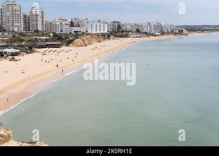 Armacao de Pera Algarve Portugal. Belle vue sur l'océan Atlantique à l'heure de la journée et de la ville. Vidéos Full HD de haute qualité Banque D'Images