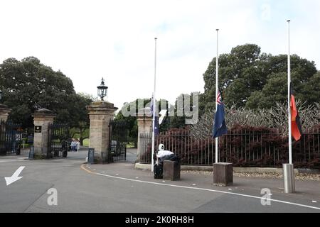 Sydney, Australie. 13th septembre 2022. Les drapeaux à l'extérieur des portes du jardin botanique royal flottent en Berne après la mort de la Reine. Credit: Richard Milnes/Alamy Live News Banque D'Images