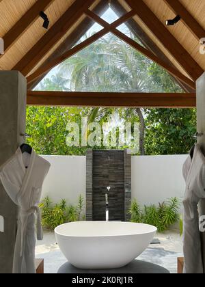 Vue sur une salle de bain avec douche ouverte dans une luxueuse villa face à la mer aux Maldives. Banque D'Images