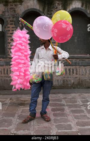 Souvenirs d'enfance, Candy FLOSS (Buddhi Ka Baal) et vendeur de ballons sur Pune Street, Indian Street Food. Banque D'Images