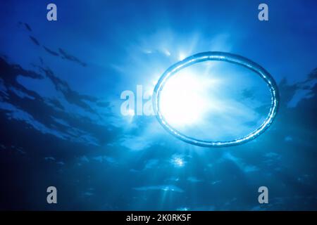 Le Bubble Ring sous-marin monte vers le soleil Banque D'Images