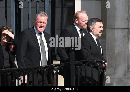 Le ministre des Finances de Stormont, Conor Murphy (à gauche) et le ministre de la Santé, Robin Swann (à droite) arrivent à la cathédrale Sainte-Anne de Belfast et assistent à un service de réflexion pour la reine Elizabeth II , lors de la visite du roi Charles III en Irlande du Nord. Date de la photo: Mardi 13 septembre 2022. Banque D'Images