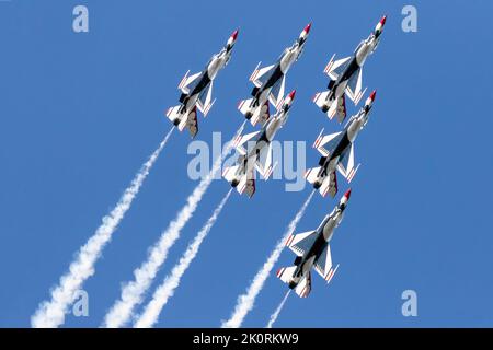 The United States Air Force (USAF) Thunderbirds in formation during 2022 Airshow London SkyDrive. Banque D'Images