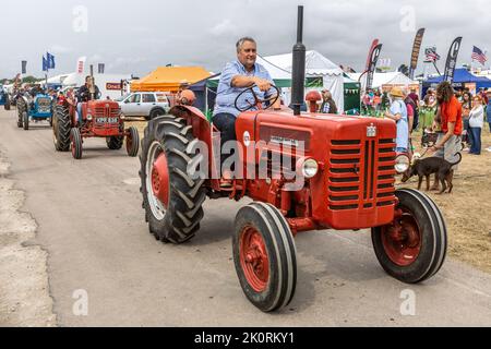 International Harvester B-275 Tractor, Farm Machinery Parade, Dorset County Show 2022, Dorset, Royaume-Uni Banque D'Images