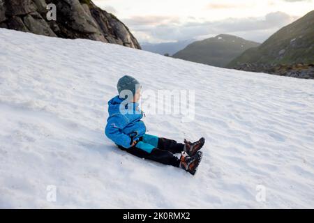 Enfant, garçon, en profitant de la neige sur le mont Hoven, vue splendide sur Nordfjord depuis le pont de Loen Banque D'Images